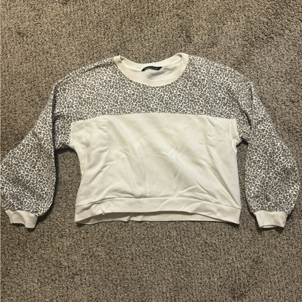 Two-toned white and leopard print cropped sweatshirt
